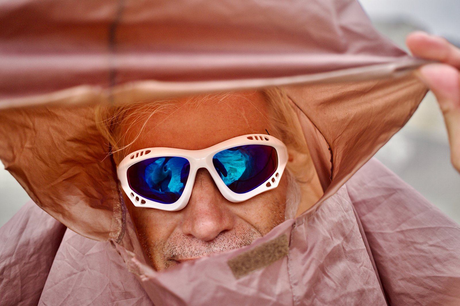 Surfer wearing Glogglz Finz with blue mirrored lenses
